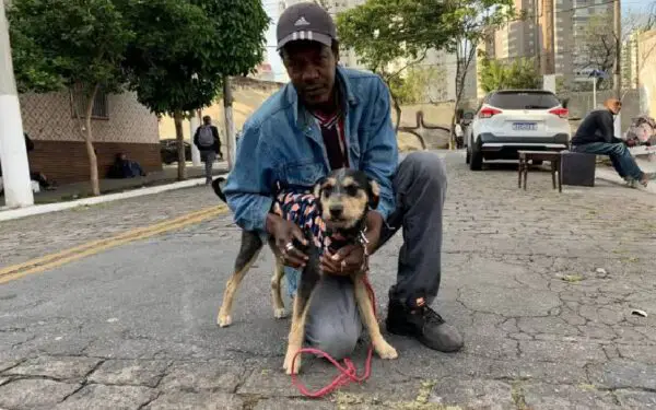 Moradores de rua não aceitam ir para abrigos sem seus cachorros: 'Não vou abandonar'