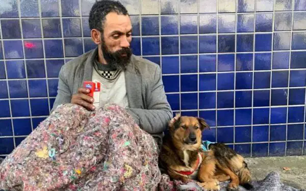 Moradores de rua não aceitam ir para abrigos sem seus cachorros: 'Não vou abandonar' Moradores de rua não aceitam ir para abrigos sem seus cachorros: 'Não vou abandonar'