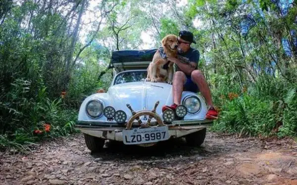 O cachorro Shurastey e seu tutor Jesse serão homenageados O cachorro Shurastey e seu tutor Jesse serão homenageados