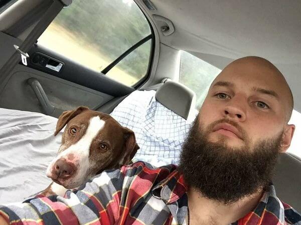 Homem abandona cachorro para se vingar da namorada e estranho leva o pet de volta para casa