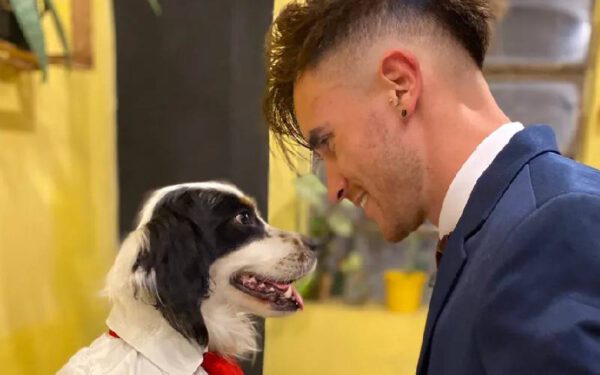 Jovem comemora formatura ao lado do cachorro amigo Jovem comemora formatura ao lado do cachorro amigo