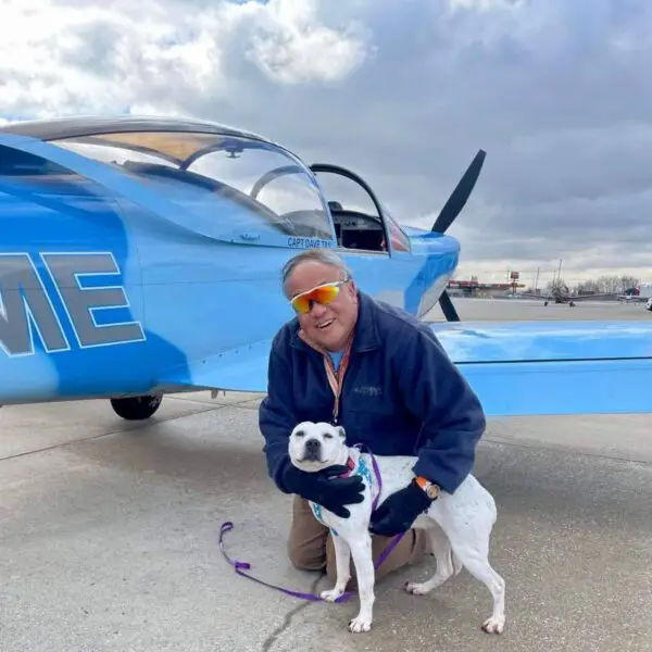 Piloto aposentado de aeronaves leva cães resgatados para seus novos lares Piloto de helicóptero aposentado leva cães resgatados para seus novos lares