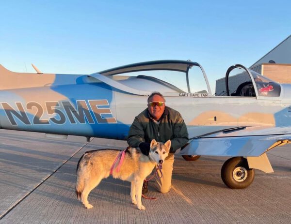 Piloto aposentado de aeronaves leva cães resgatados para seus novos lares Piloto de helicóptero aposentado leva cães resgatados para seus novos lares