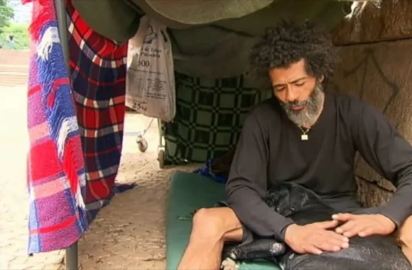 Morador de rua declara amor incondicional ao cachorro: “Na hora da comida, primeiro ele, depois eu” Morador de rua declara amor incondicional ao cachorro: “Na hora da comida, primeiro ele, depois eu”