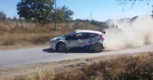 Piloto perde chance de título para não atropelar cachorro que apareceu na pista Piloto perde chance de título para não atropelar cachorro que apareceu na pista
