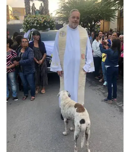 Padre-brasileiro-deixa-caes-na-igreja