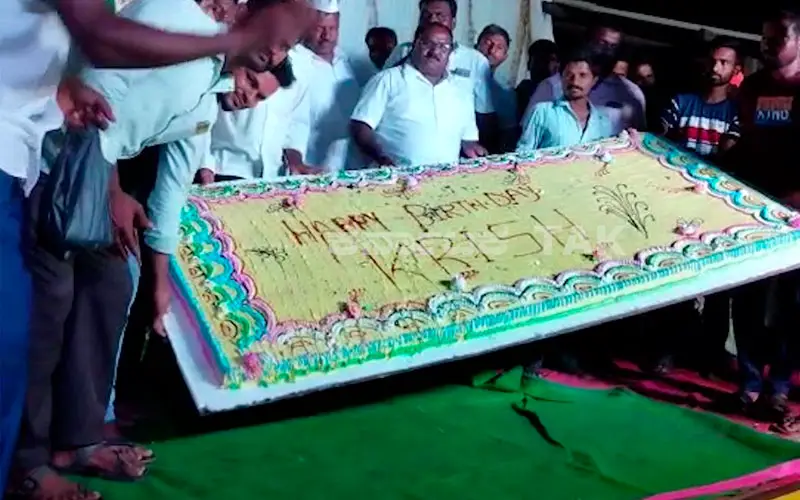 Cachorro ganha aniversário com bolo de 100 kg e 4000 convidados Indiano-celebra-aniversario-do-cachorro-em-grande-estilo