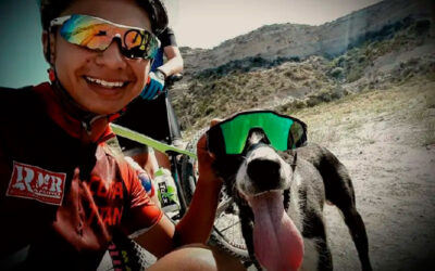 Ciclistas-interrompem-treino-para-salvar-cachorro-abandonado-na-estrada