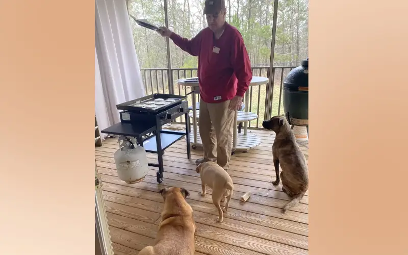 Mulher encontra o pai dormindo com os cachorros da vizinhança