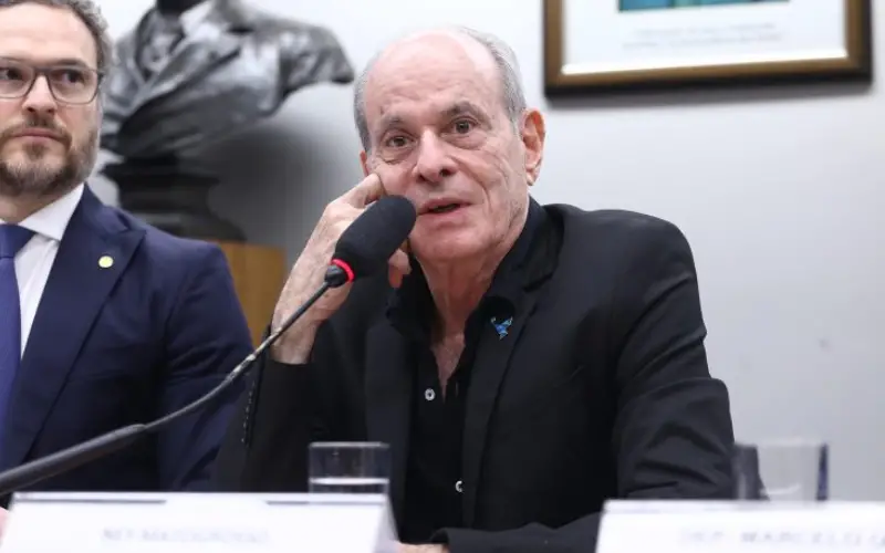 O crime que ninguém vê: celebridades denunciam tragédia silenciosa na natureza O cantor Ney Matogrosso apoia o projeto: "Se não for assim, não vai mudar"Fonte: Agência Câmara de Notícias