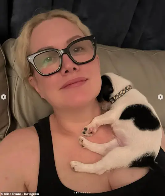 Alice Evans desabafa sobre dificuldades após divórcio e revela "novo amor" durante férias Alice Evans desabafa sobre dificuldades após divórcio e revela "novo amor" durante férias